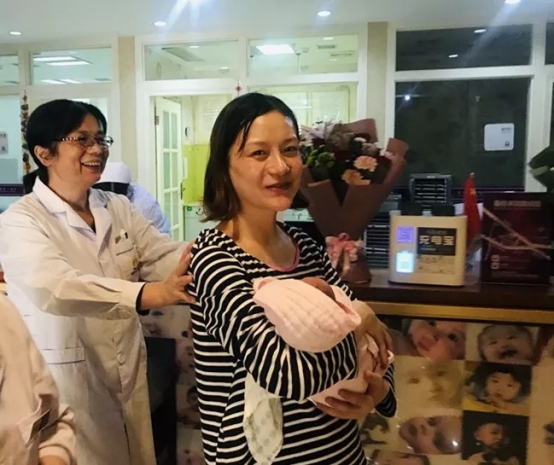 真爱妇产迎来双胞胎公主，勇敢宝妈为爱坚持顺产