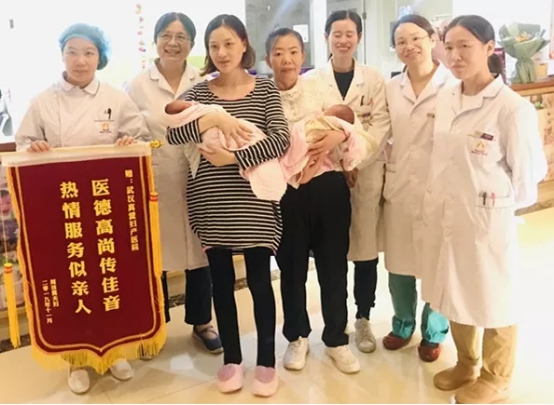 真爱妇产迎来双胞胎公主，勇敢宝妈为爱坚持顺产