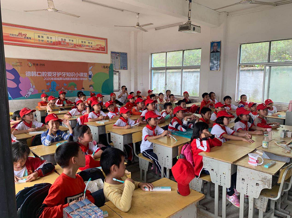 助力公益，贡献爱心|德韩口腔走进麻城乘马岗凯德希望小学