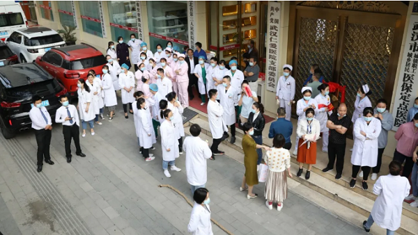 武汉仁爱医院开展职工拔河角逐