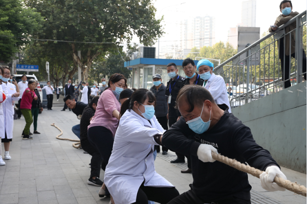 武汉仁爱医院开展职工拔河角逐