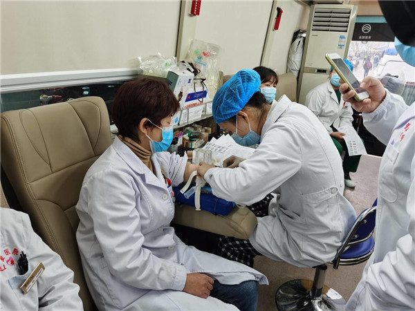 血源紧迫,武汉仁爱医院白衣天使忙献血