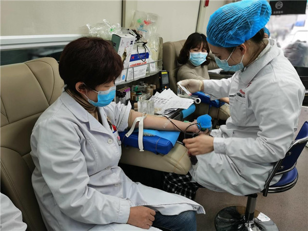 血源紧迫,武汉仁爱医院白衣天使忙献血