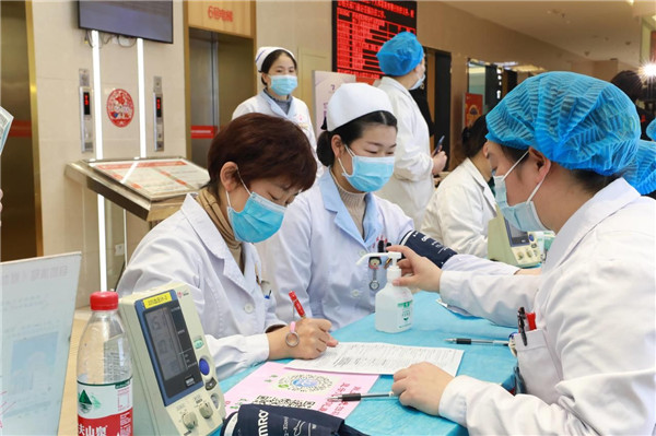 血源紧迫,武汉仁爱医院白衣天使忙献血