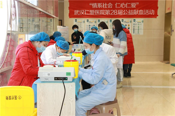 血源紧迫,武汉仁爱医院白衣天使忙献血