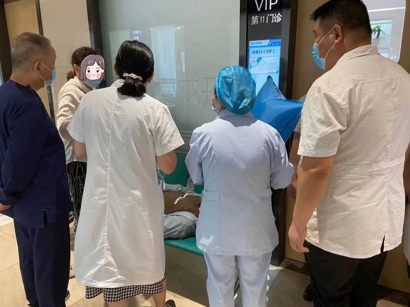 暑日下武汉一市民路边突发癫痫 周围爱心医院紧抢救治