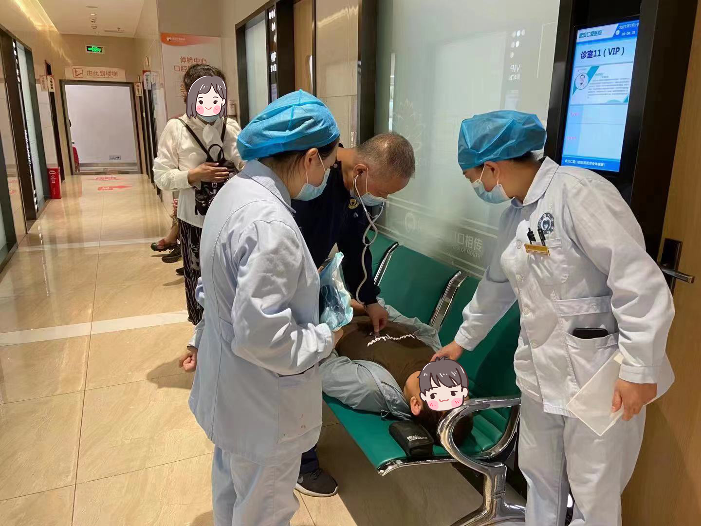 暑日下武汉一市民路边突发癫痫 周围爱心医院紧抢救治